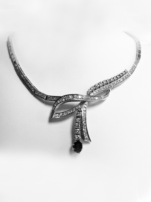 18K White Gold 1 Carat Oval Sapphire 2.50 Ct.tw Diamonds necklace